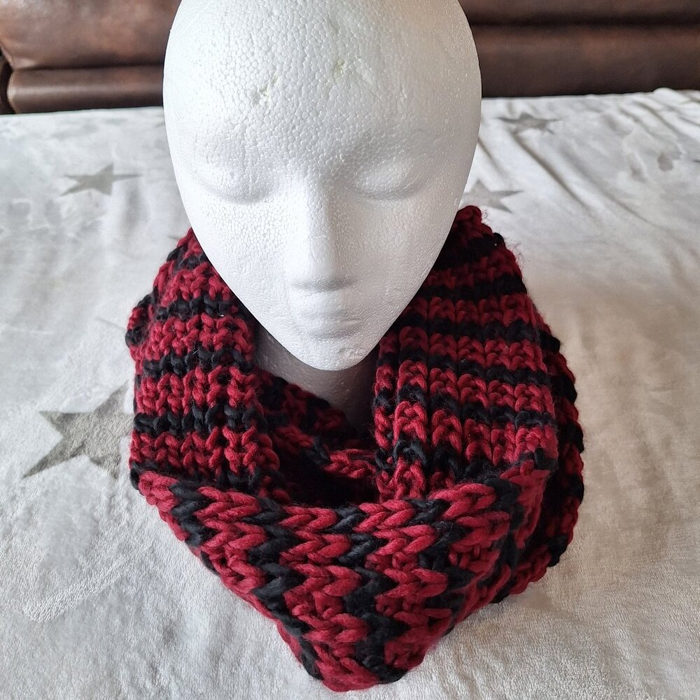 Marilyn Monroe Brand Women’s‎ Red & Black Knit Infinity Scarf Acrylic Soft Cozy